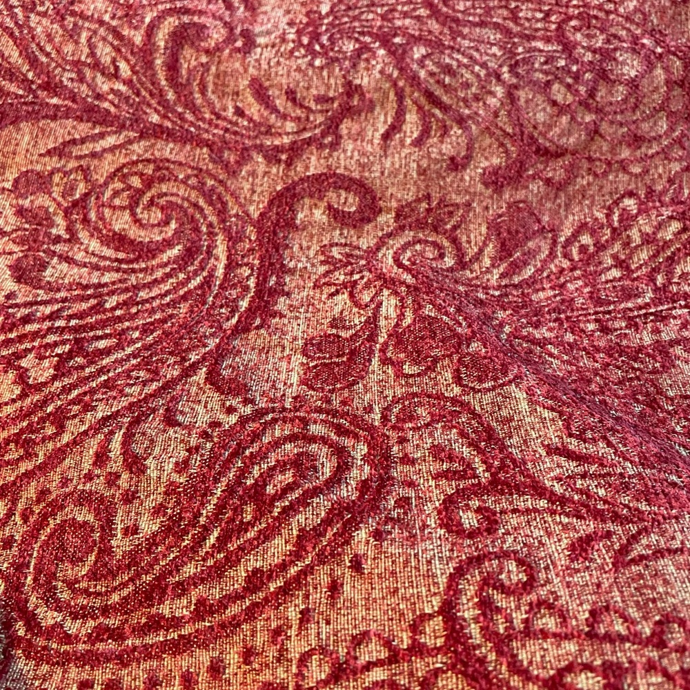 Luxurious Red and Gold Paisley Pattern